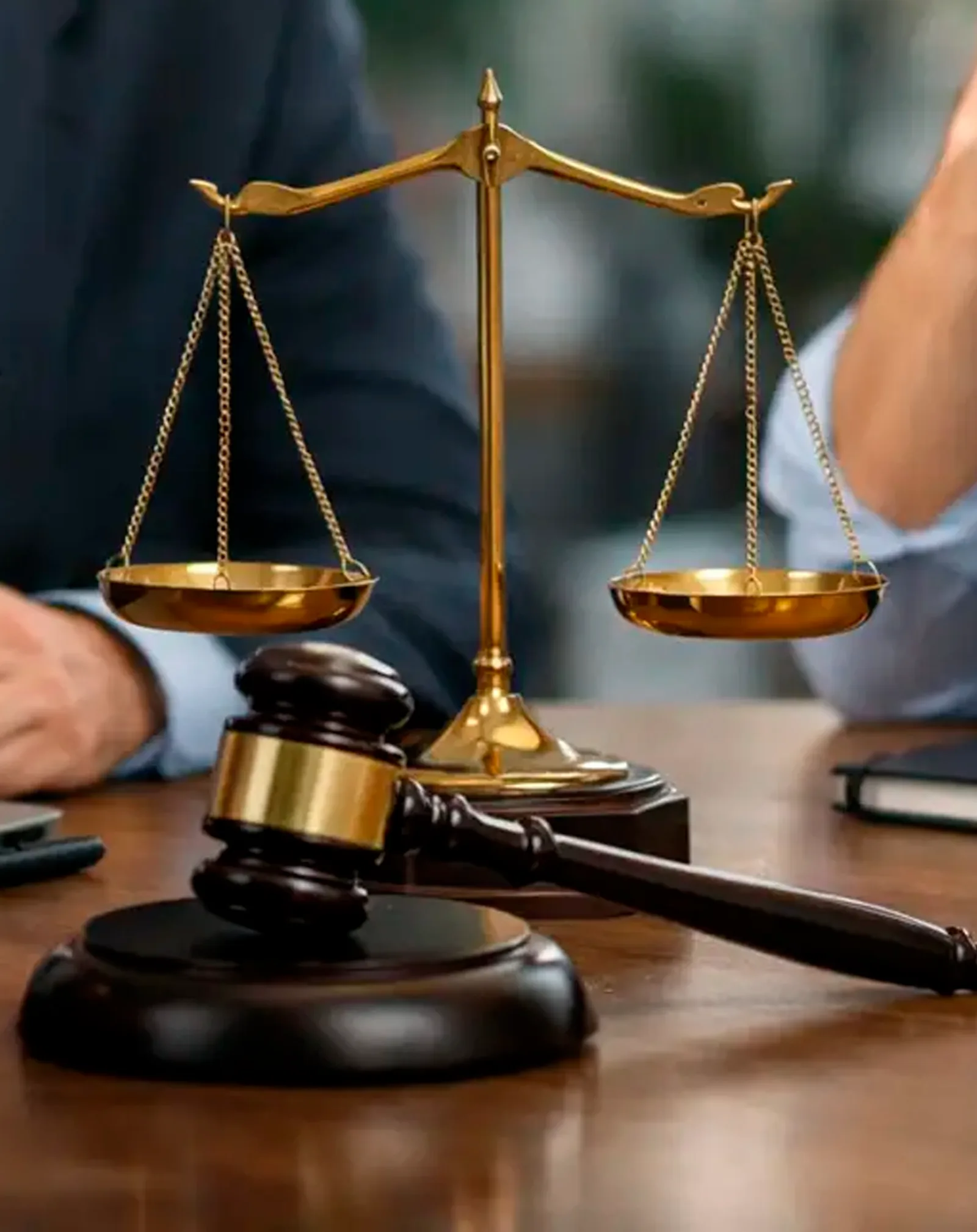 Balança da justiça e martelo sobre uma mesa de escritório