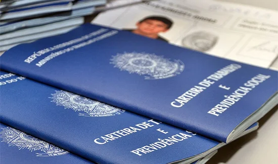 Carteiras de trabalho e previdência social empilhadas