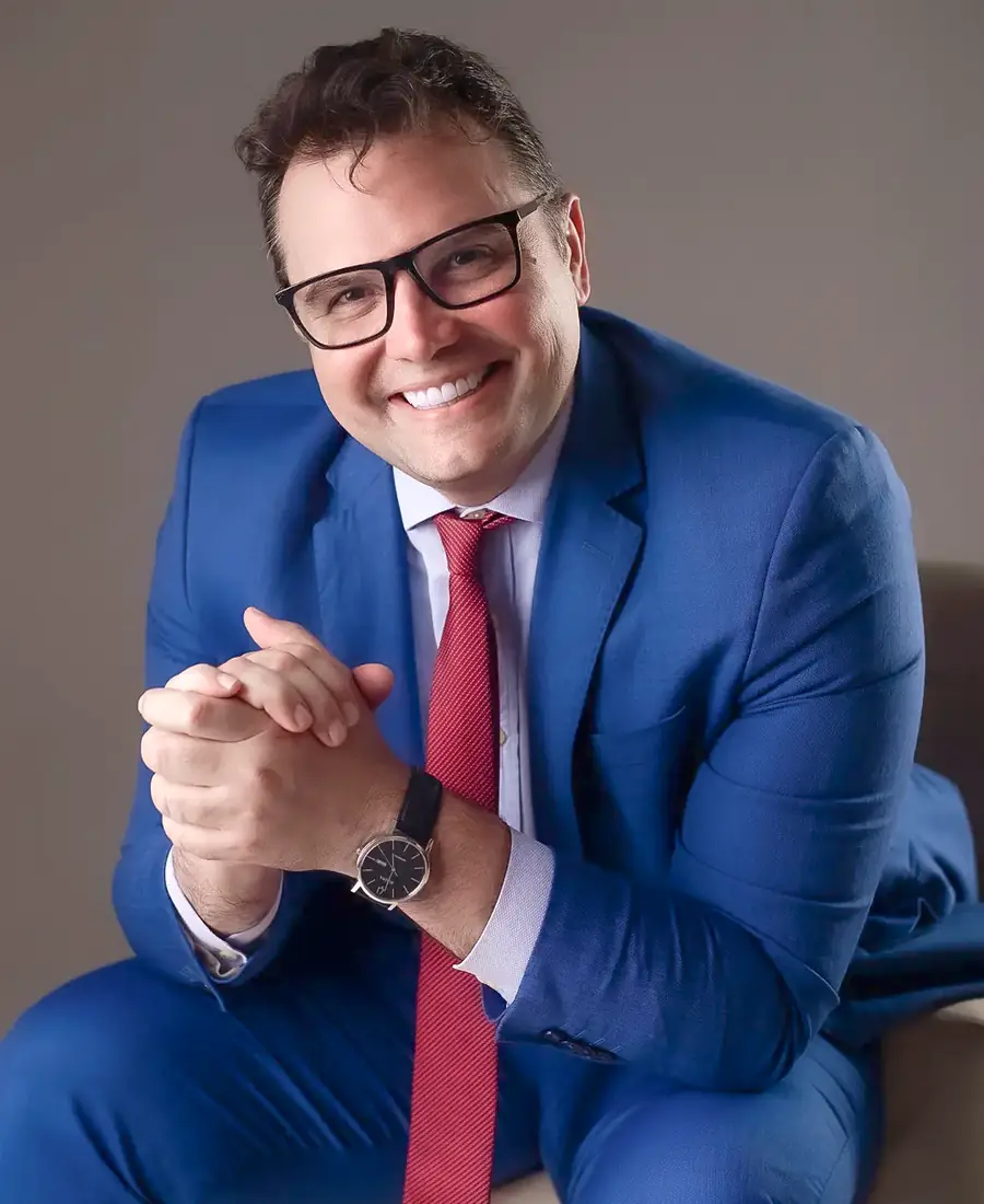 Tiago Bruno, advogado, em seu ambiente de trabalho